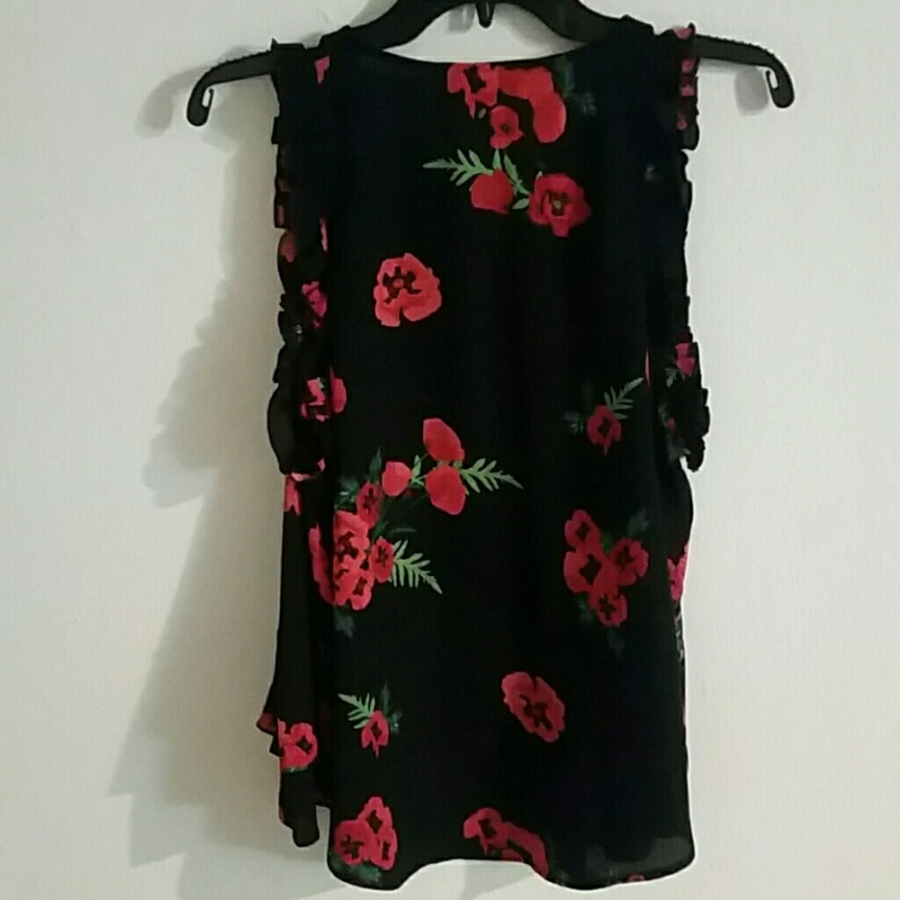 Express Cold Shoulder Top - Picture 3 of 6